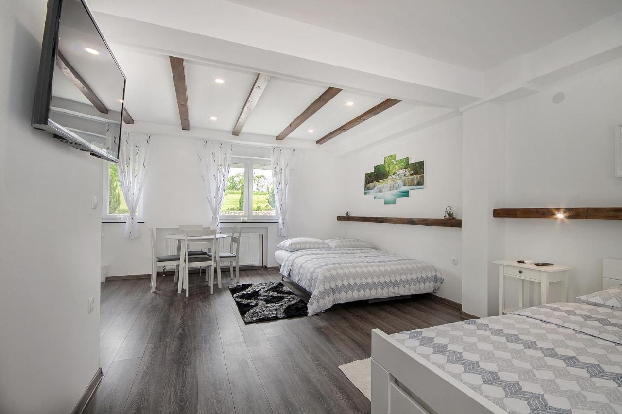 Studio Apartments Kaya Catrnja ภายนอก รูปภาพ